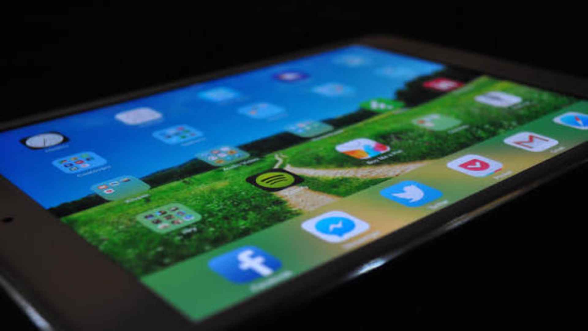 Cloud Gaming: Playing High-End Football Simulations on Your Phone